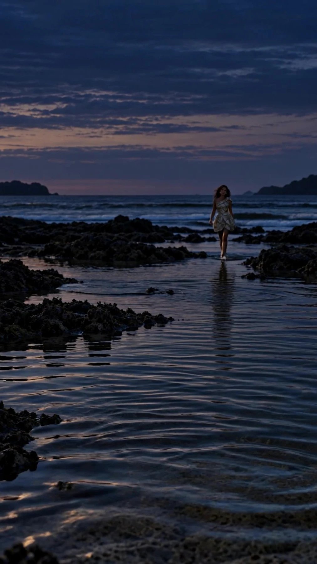 Ruiva caminha pela piscina natural da madrugada à primeira luz